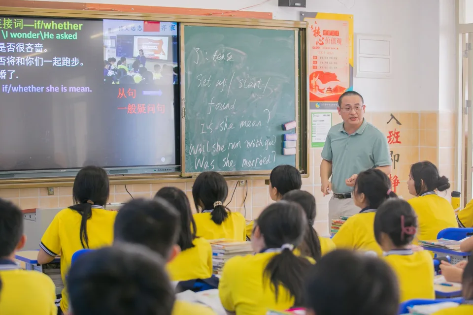 Học sinh làm bài trên lớp